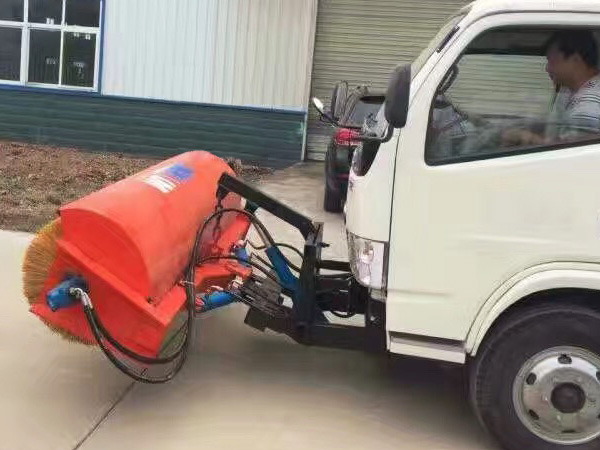 國(guó)五小多利卡掃路車裝2米除雪滾