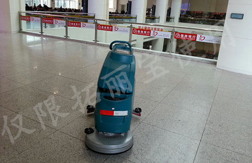 給旅客一個(gè)好的環(huán)境請使用洗地機(jī)